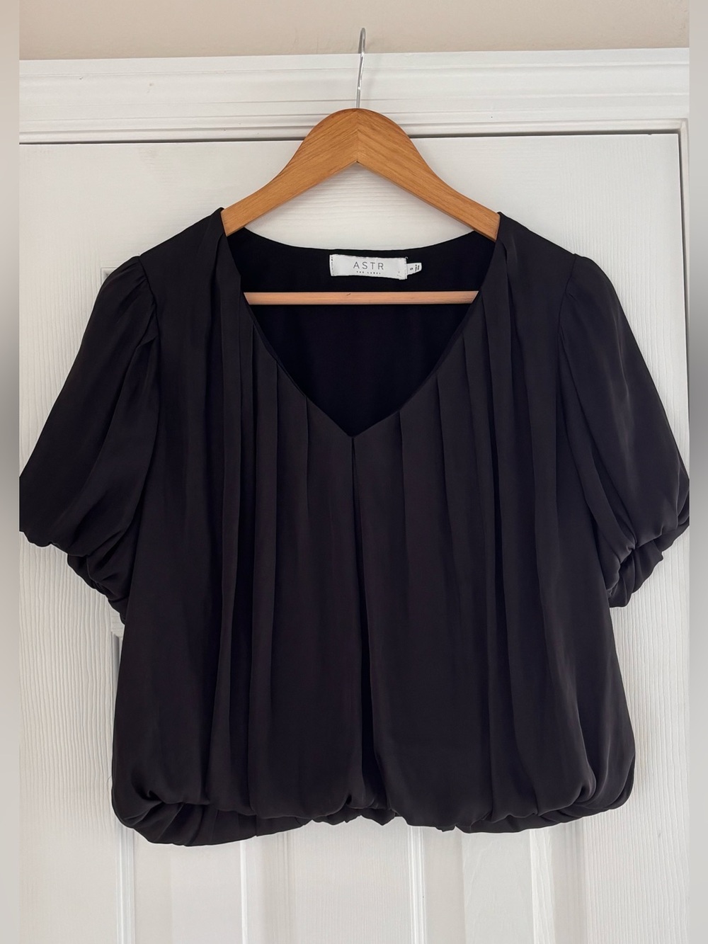 ASTR Black Pleated V-Neck Bubble Hem Short Sleeve Blouse Size S